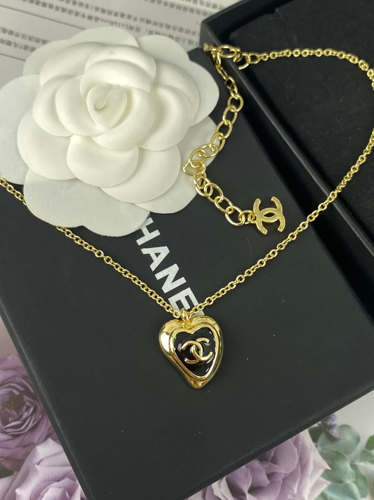 Chanel सोने का काला चेन हृदय आकार का पेंडेंट नेकलेस 11