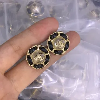 Chanel सोने का काला चक्राकार स्टड धातु के कानों के कंगन