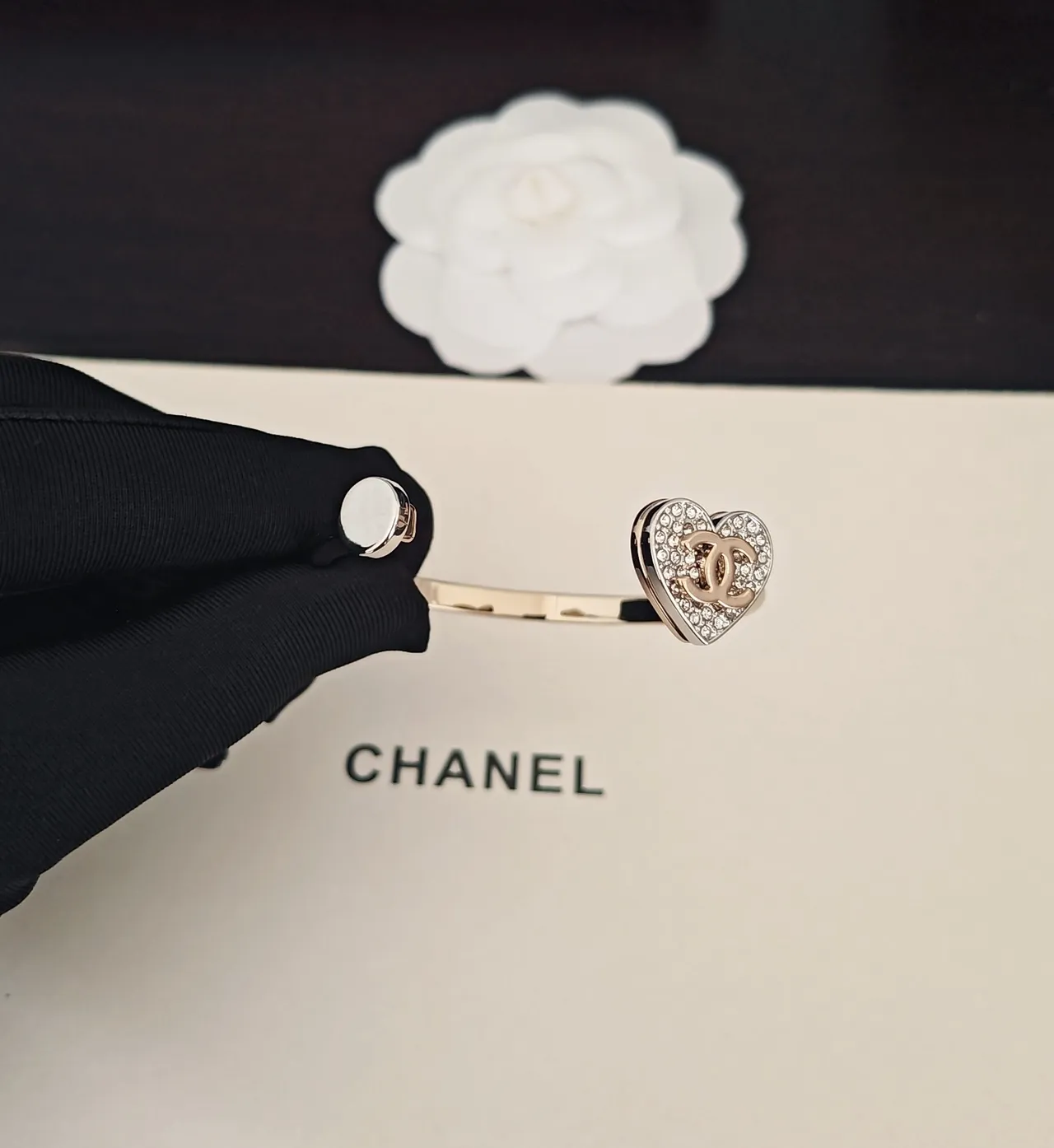 Chanel bracelet doré blanc en forme de cœur Pavé-Crystal 2