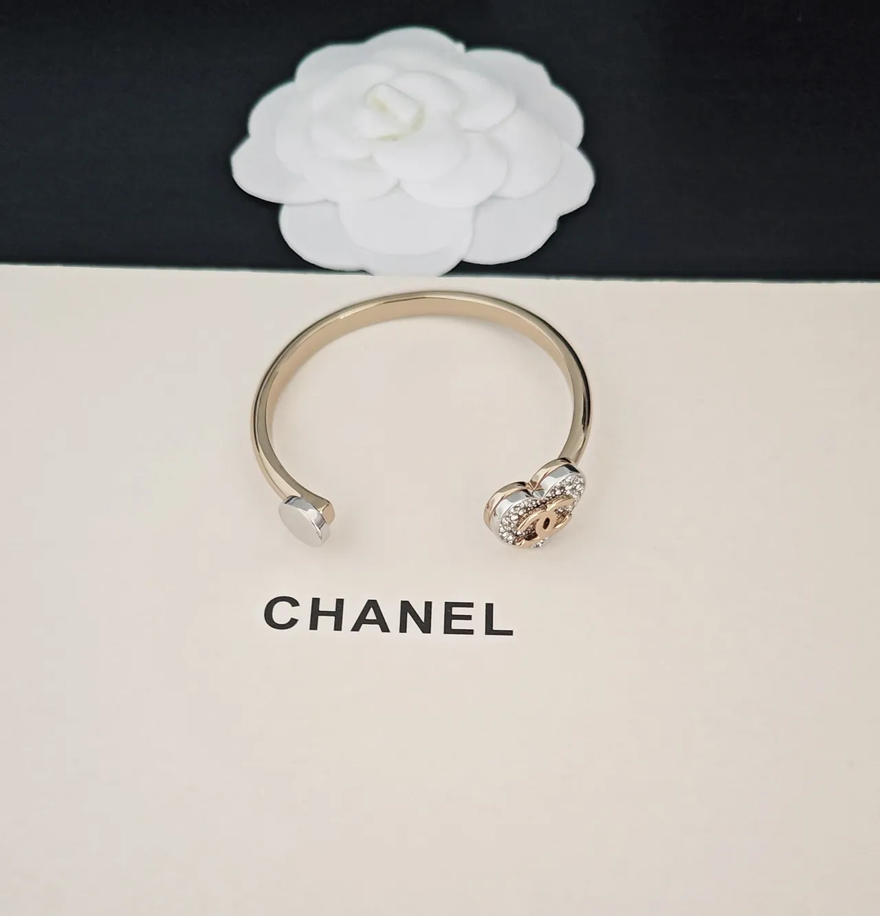 Chanel bracelet doré blanc en forme de cœur Pavé-Crystal 3