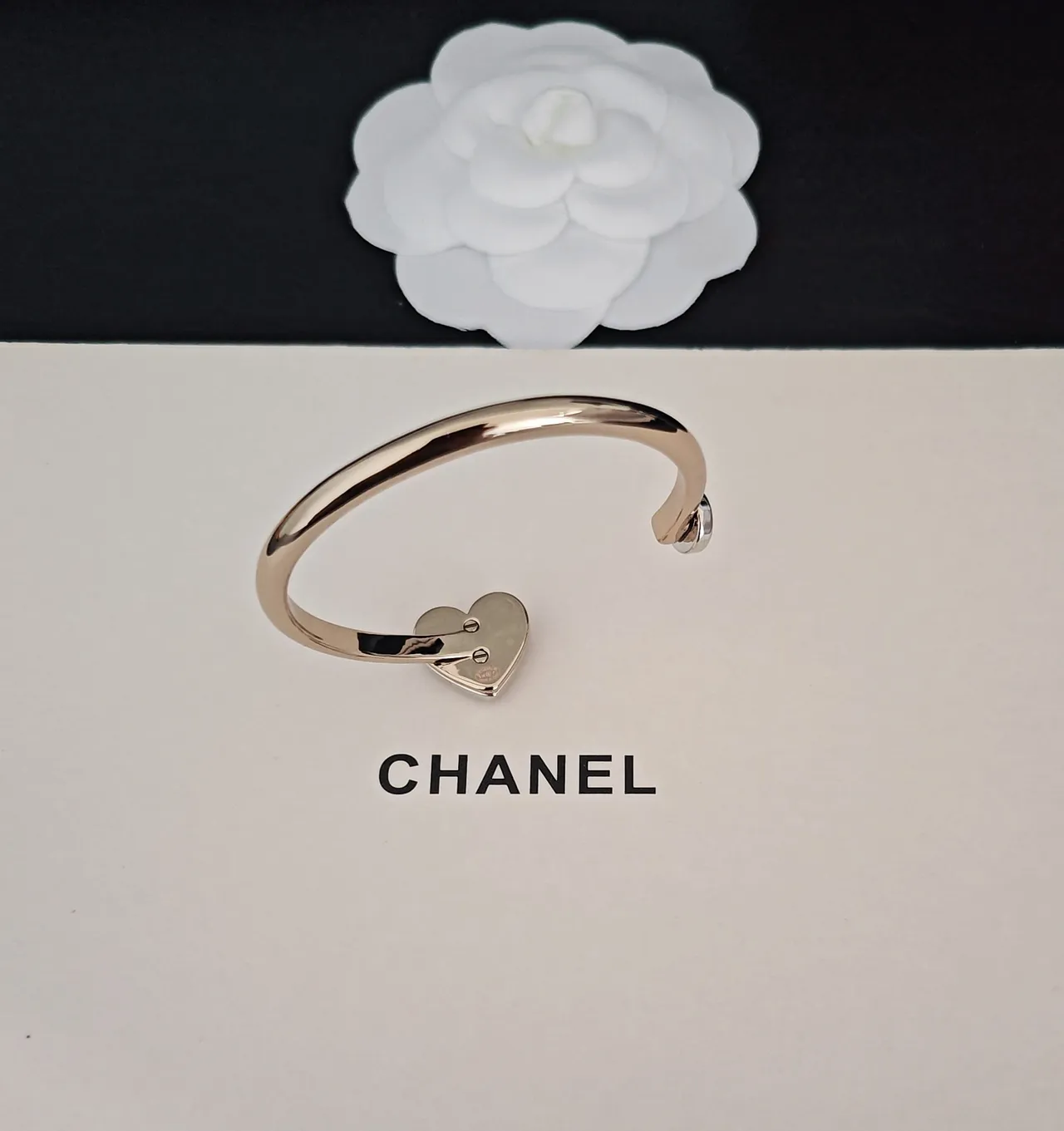 Chanel bracelet doré blanc en forme de cœur Pavé-Crystal 4