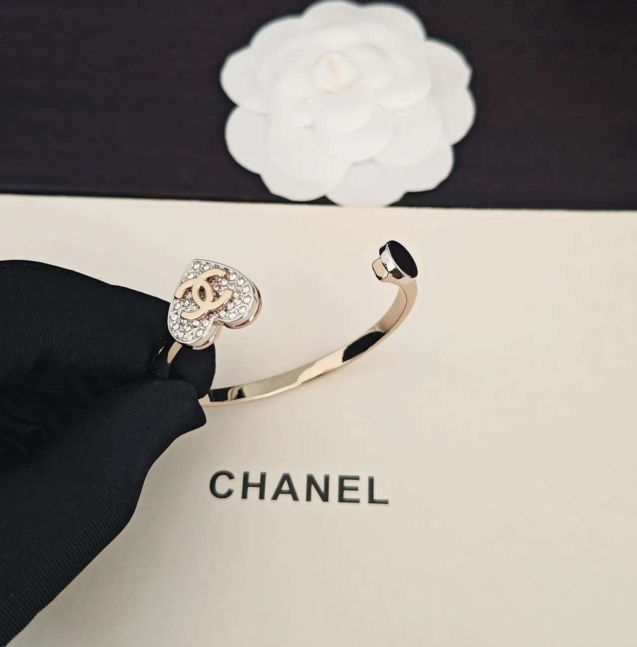 Chanel bracelet doré blanc en forme de cœur Pavé-Crystal 5