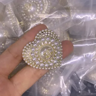Chanel হৃদয় আকারের মুক্তা এবং ক্রিস্টাল ব্রোচ
