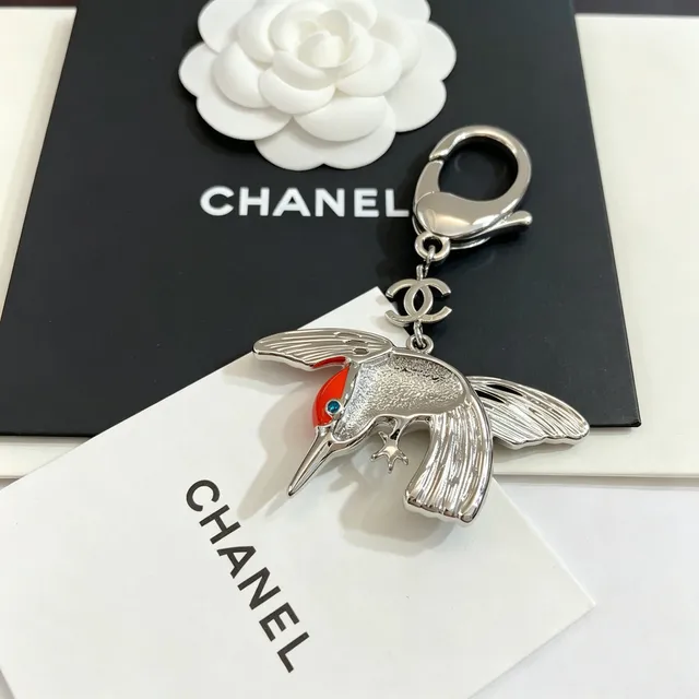 Chanel Beija-flor Esmalte e Cristal Broche de Encanto 2