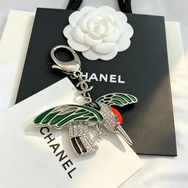 Chanel Beija-flor Esmalte e Cristal Broche de Encanto 3