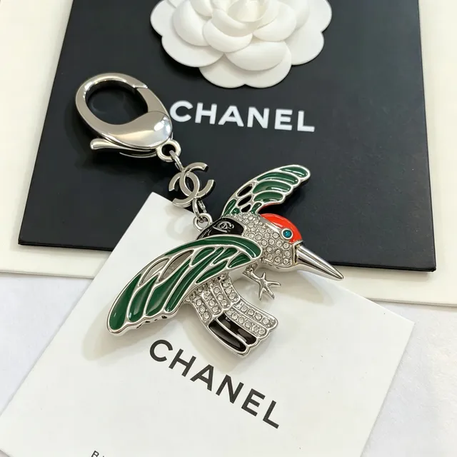 Chanel Beija-flor Esmalte e Cristal Broche de Encanto 4