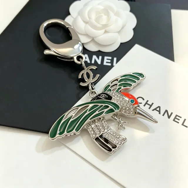 Chanel Beija-flor Esmalte e Cristal Broche de Encanto 5