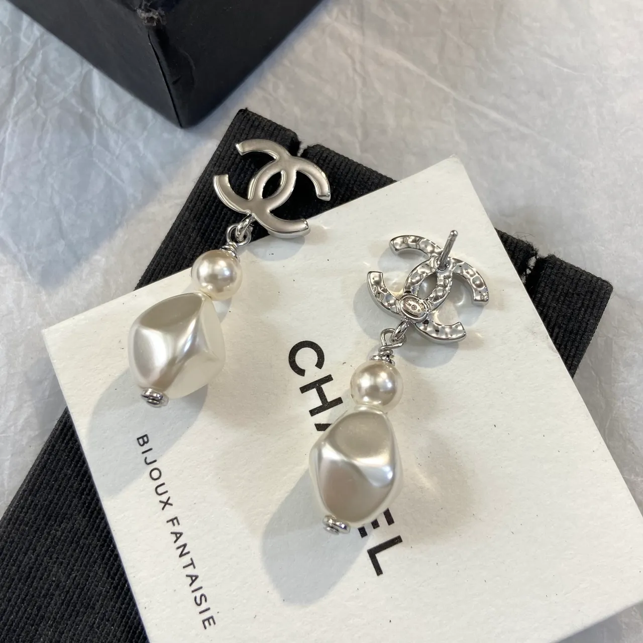 Chanel Interlocking CC डबल पर्ल ड्रॉप ईयरिंग्स 2