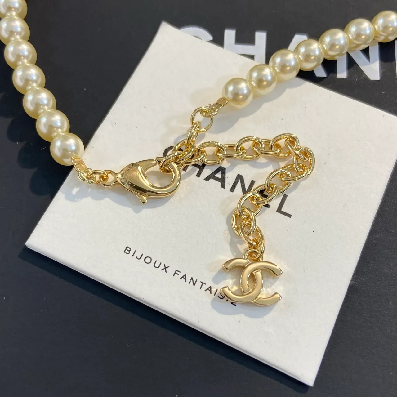 Collier Chanel Perles et Doré Motif CC 2