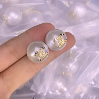 चानल मोती CC Logo Stud Earrings