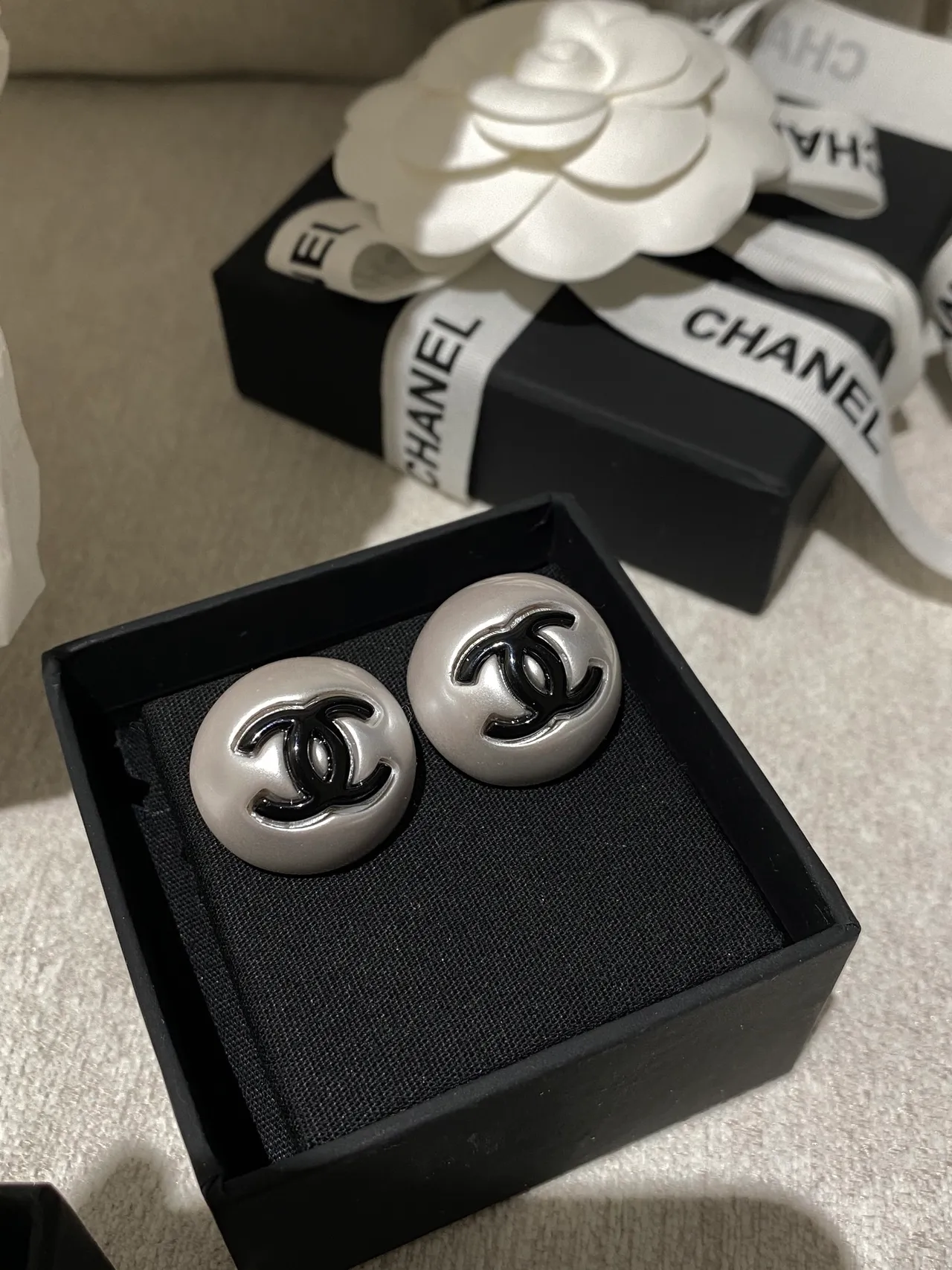 Chanel Pearl CC Stud Gray Pink Round Earrings 6