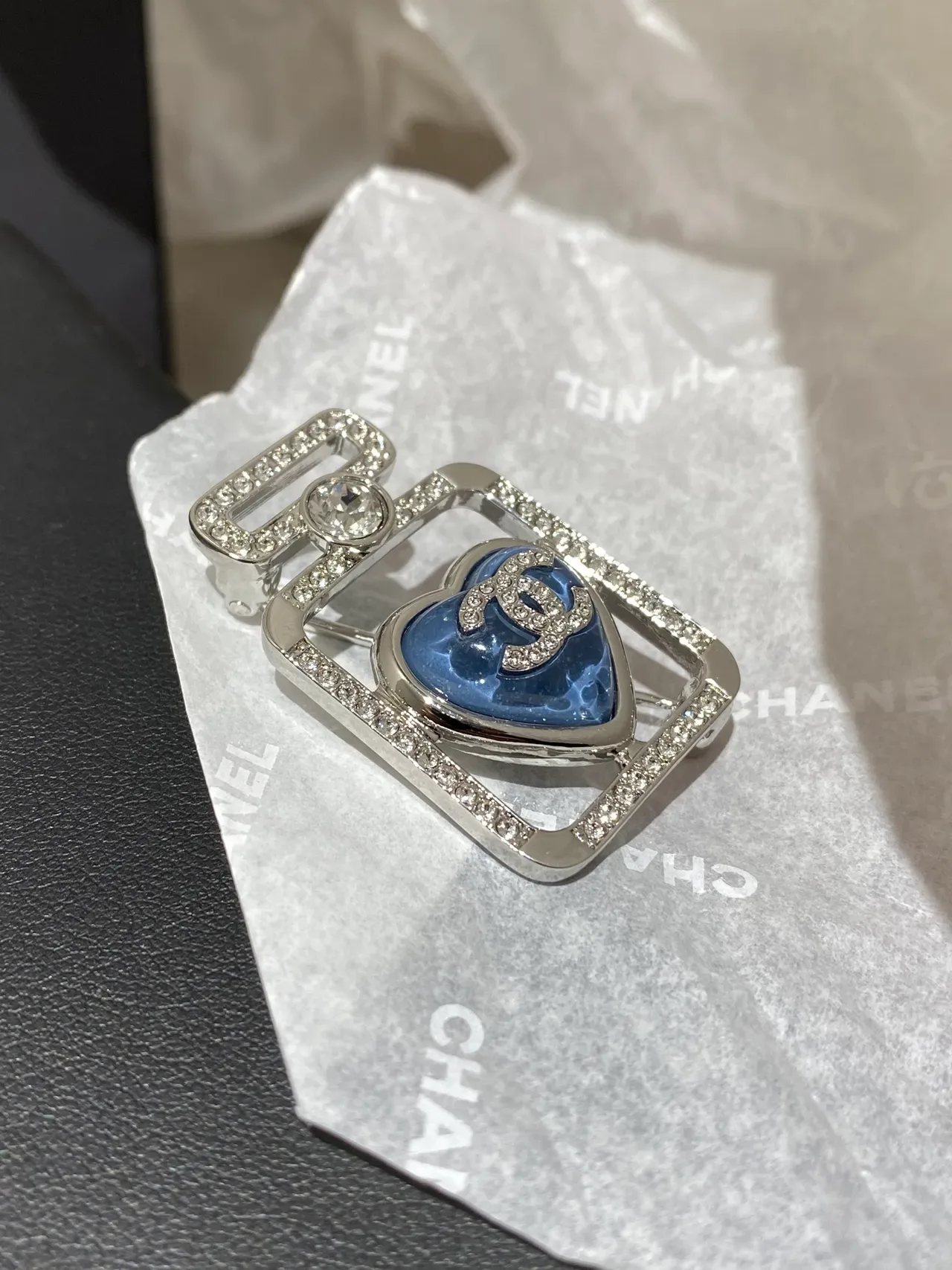 Broche Chanel Motivo Garrafa de Perfume Prata Azul Moldura Retangular Centro de Esmalte Forma de Coração 2