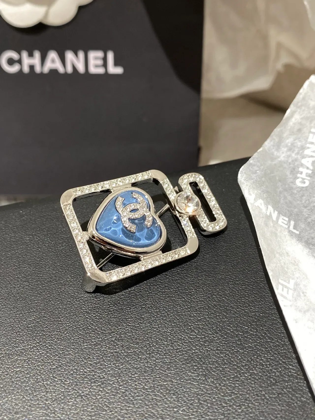 Broche Chanel Motivo Garrafa de Perfume Prata Azul Moldura Retangular Centro de Esmalte Forma de Coração 3