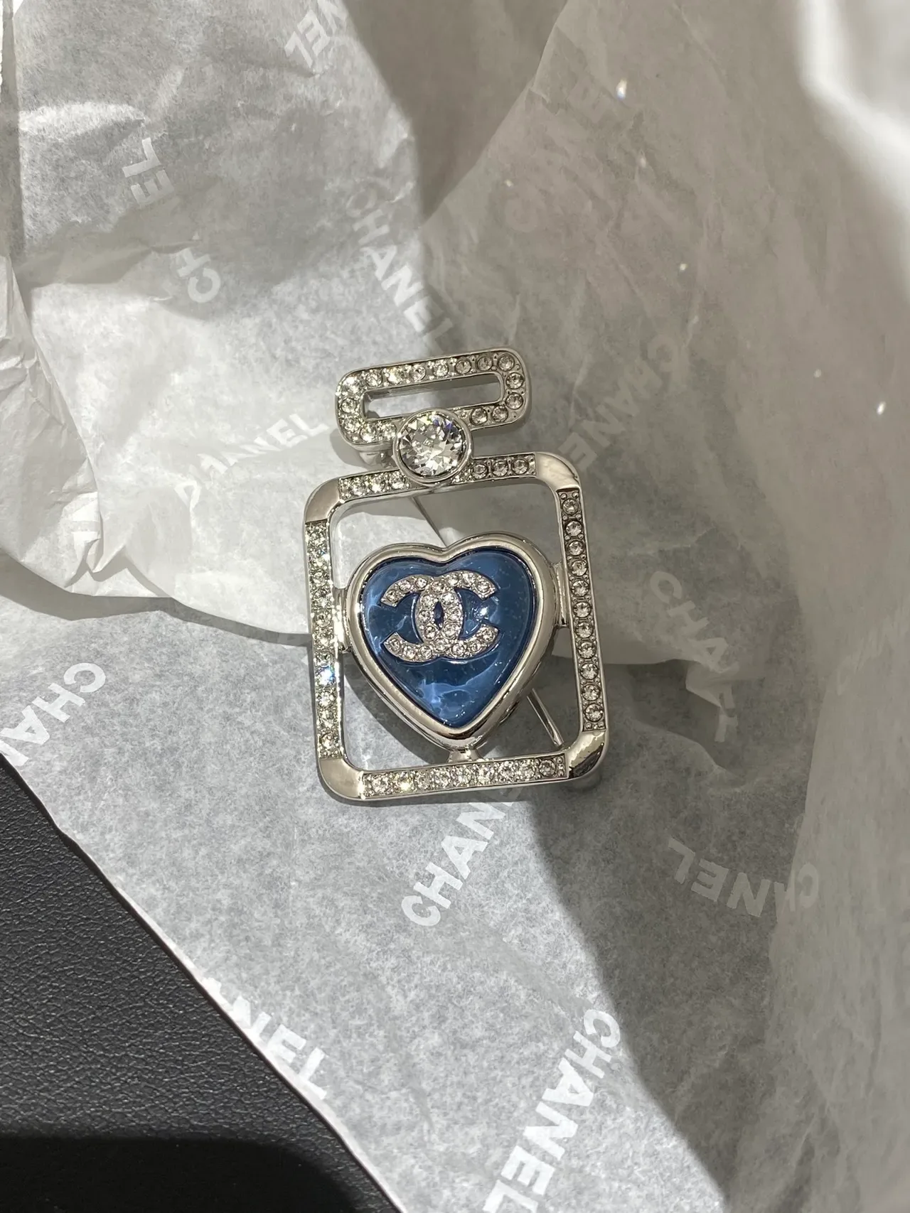 Broche Chanel Motivo Garrafa de Perfume Prata Azul Moldura Retangular Centro de Esmalte Forma de Coração 4