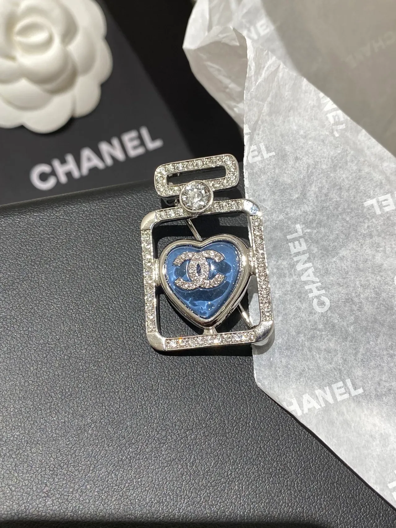 Broche Chanel Motivo Garrafa de Perfume Prata Azul Moldura Retangular Centro de Esmalte Forma de Coração 5