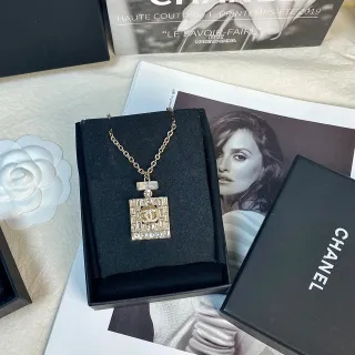 Chanel香水瓶吊坠金色透明链水晶镶嵌方形项链