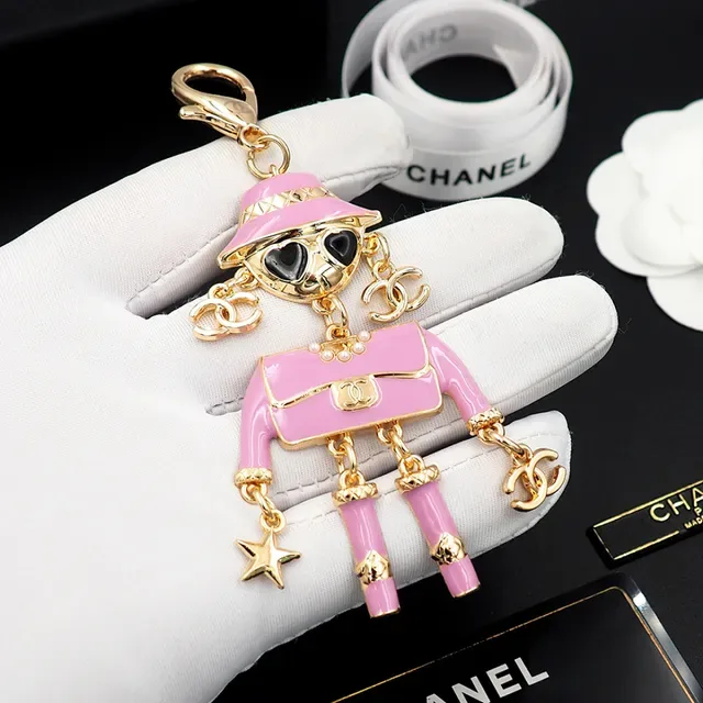 Chanel Broche Émail Rose Figurine Mademoiselle 4