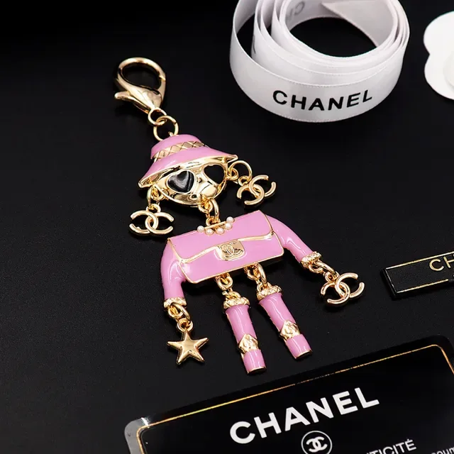 Chanel Broche Émail Rose Figurine Mademoiselle 5