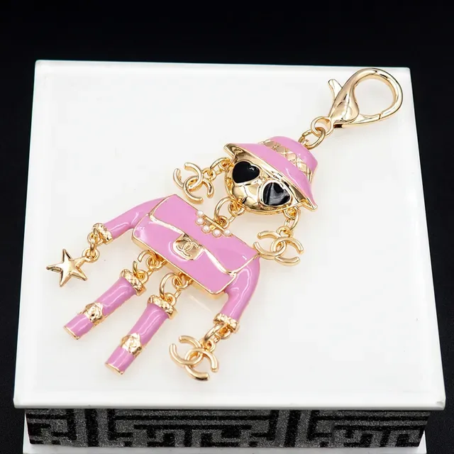 Chanel Broche Émail Rose Figurine Mademoiselle 8