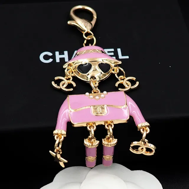 Chanel Broche Émail Rose Figurine Mademoiselle 9