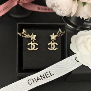 Chanel 星辰和 CC Pavé-Crystal 金色链垂耳环