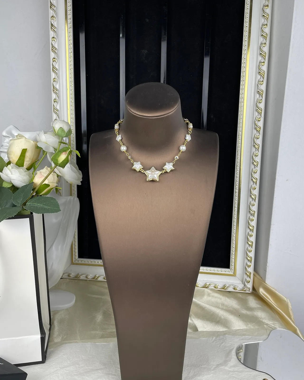 Chanel Collier à motif étoile en perles et résine 2