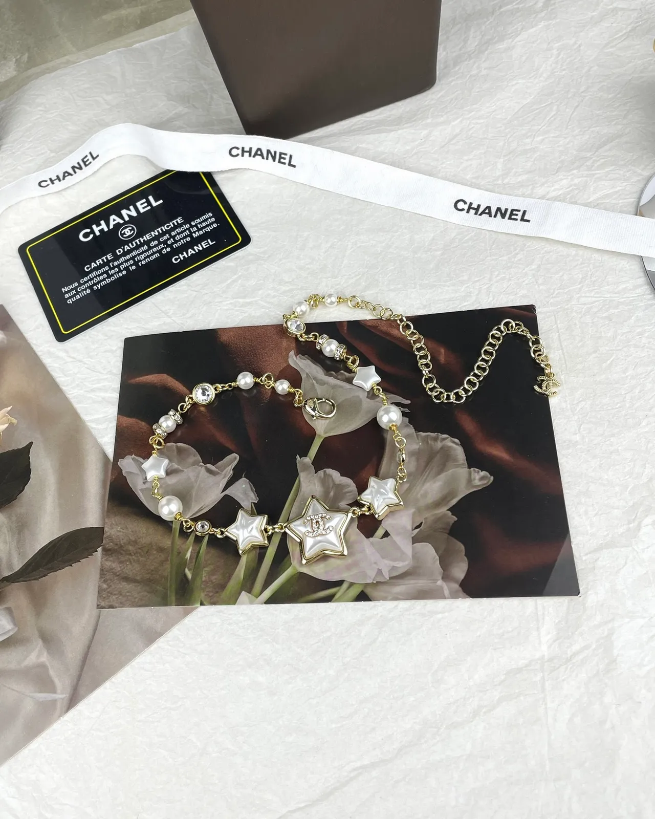Chanel Collier à motif étoile en perles et résine 3