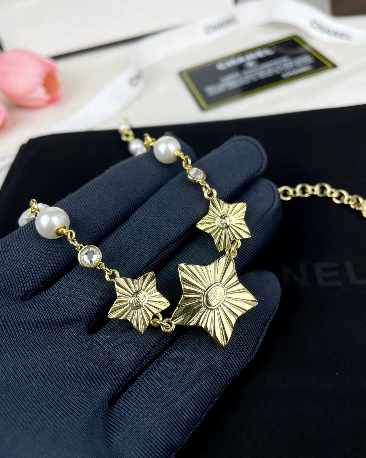 Chanel Collier à motif étoile en perles et résine 4