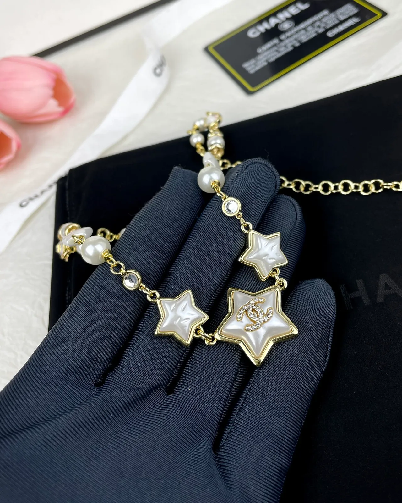 Chanel Collier à motif étoile en perles et résine 5