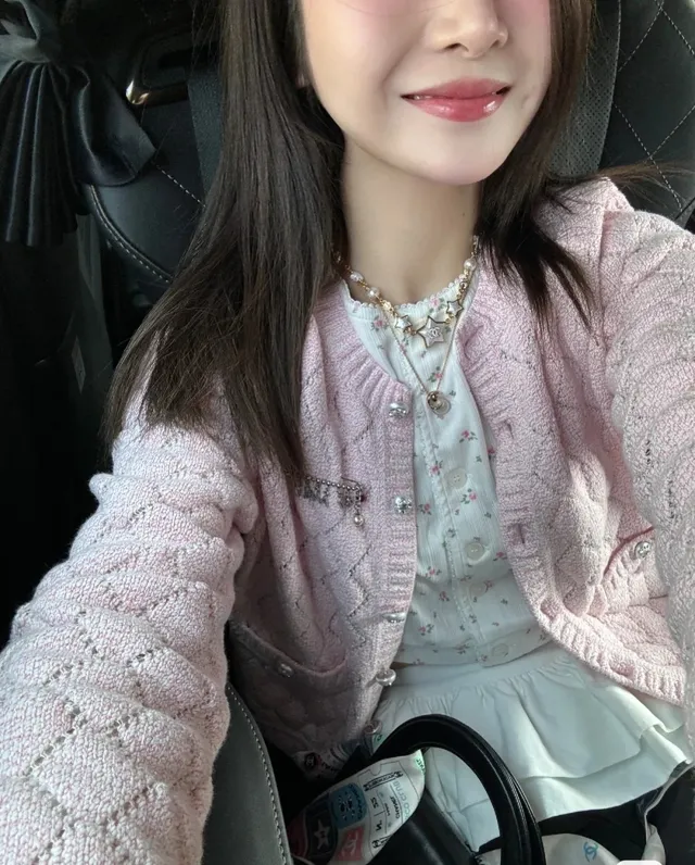 Chanel Collier à motif étoile en perles et résine 6