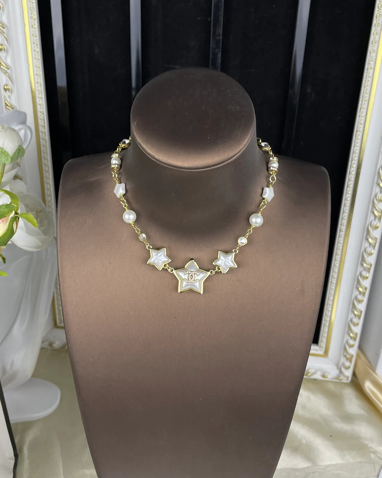 Chanel Collier à motif étoile en perles et résine 7