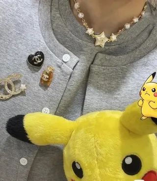 Chanel Collier à motif étoile en perles et résine 8