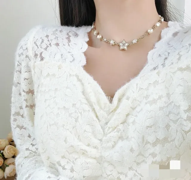 Chanel Collier à motif étoile en perles et résine 9