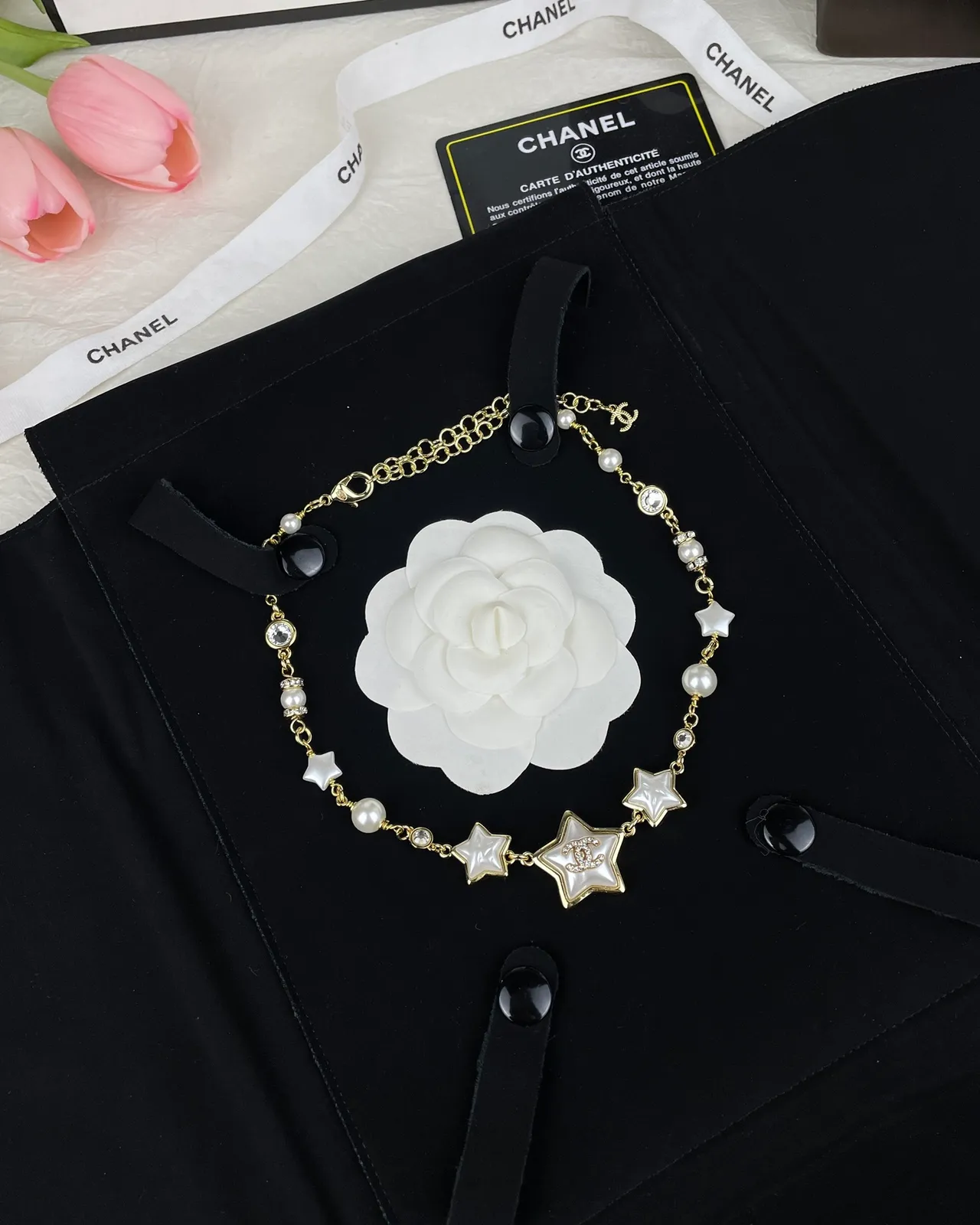 Chanel Collier à motif étoile en perles et résine 10