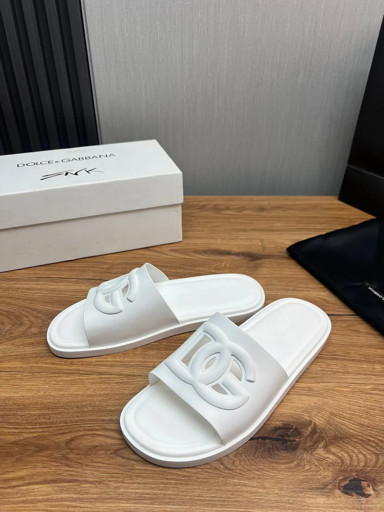 Chanel White Monolithic Rubber Sculpted Interlocking CC Logo Slippers 2