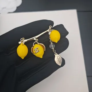 Chanel হলুদ রূপালী লেবু আকৃতির চার্ম interlocking CC Logo ব্রোচ