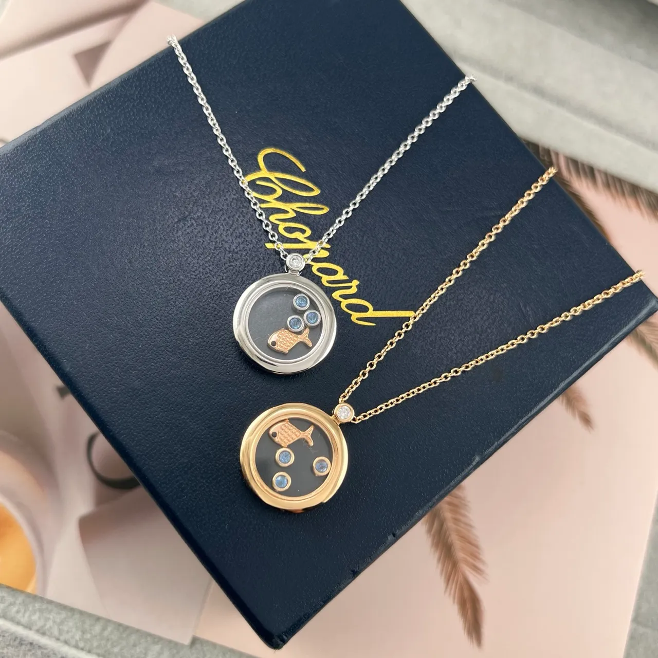 Chopard Happy Fish Pendentif Locket Rotatif Motif en Or Noir 6