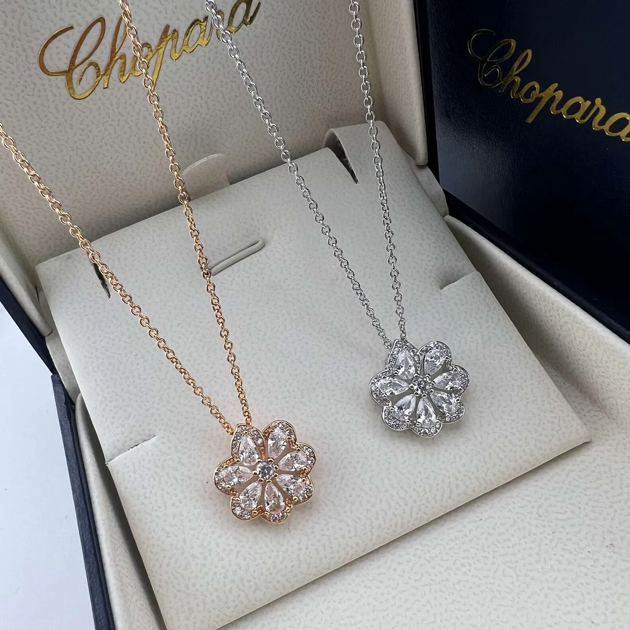 Chopard Red Gold Pendentif en forme de fleur Pavé-Set Halo 8