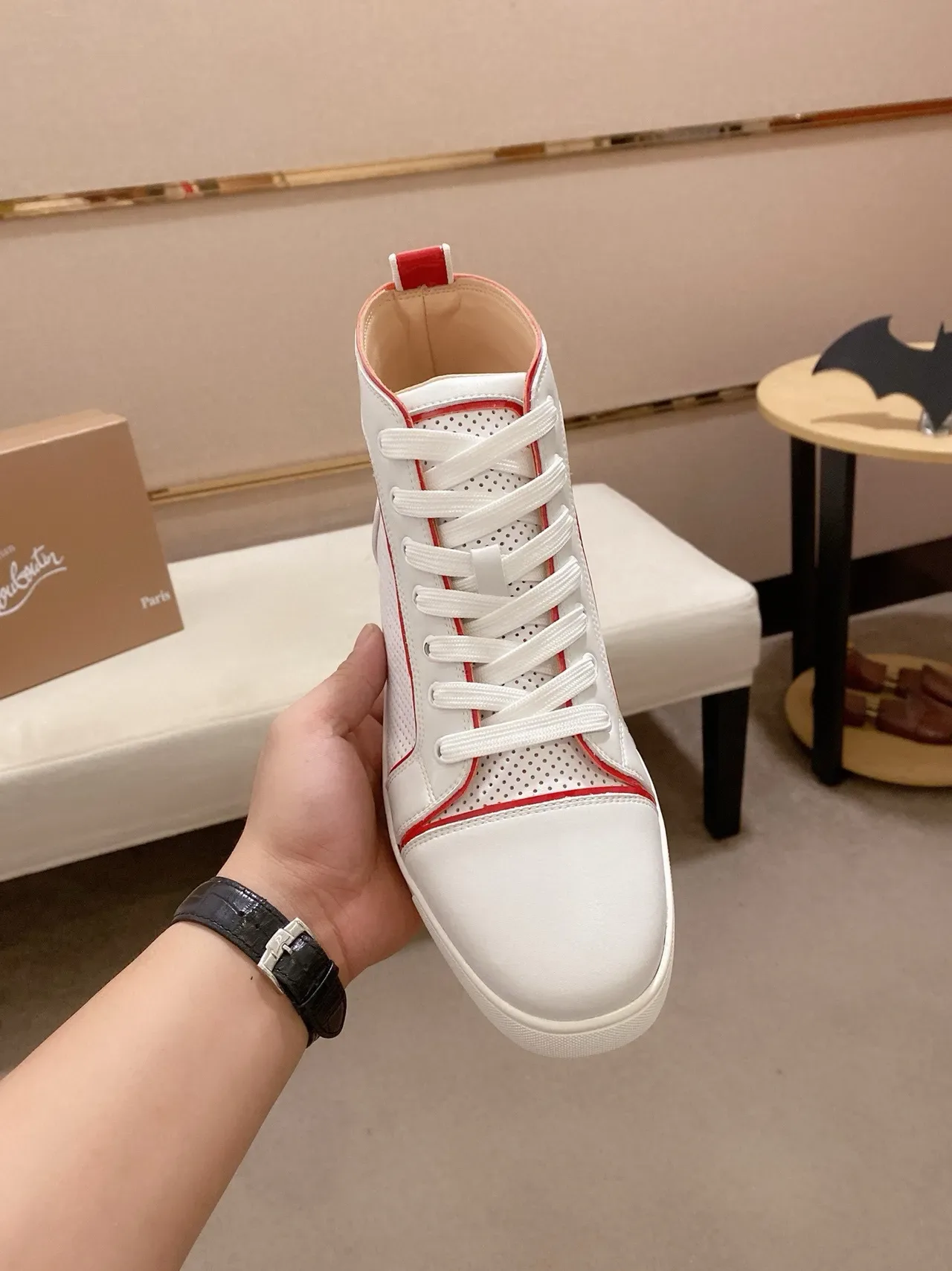 Christian Louboutin tênis lifestyle de couro perfurado branco e vermelho de cano alto 2