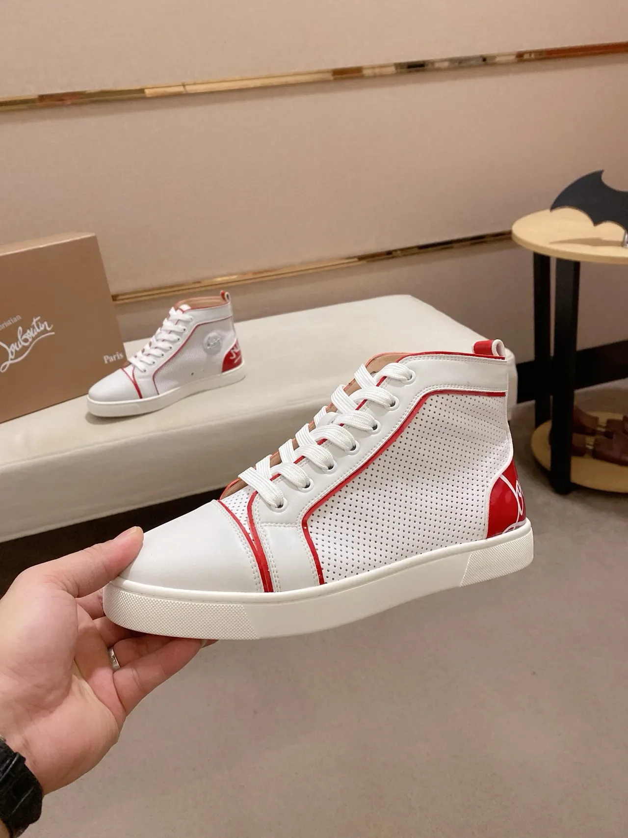 Christian Louboutin tênis lifestyle de couro perfurado branco e vermelho de cano alto 3