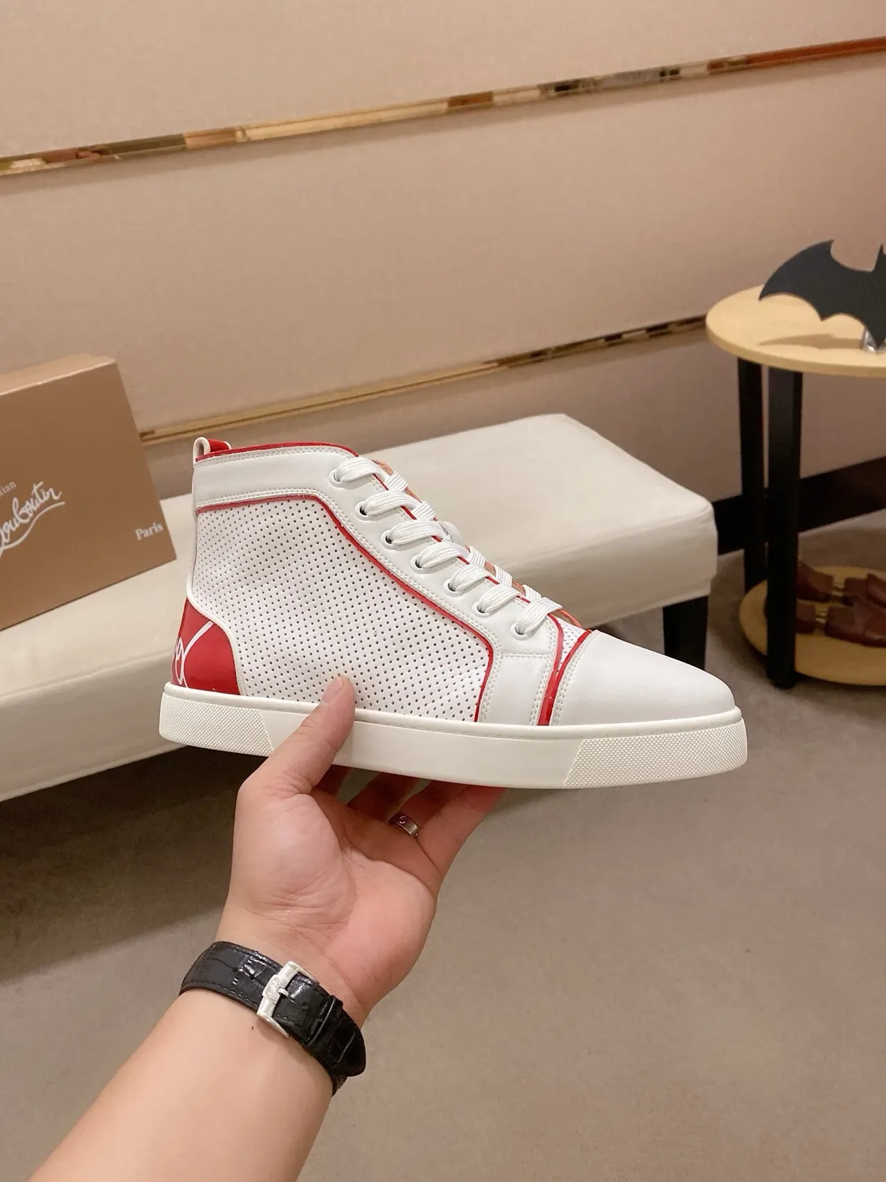 Christian Louboutin tênis lifestyle de couro perfurado branco e vermelho de cano alto 4