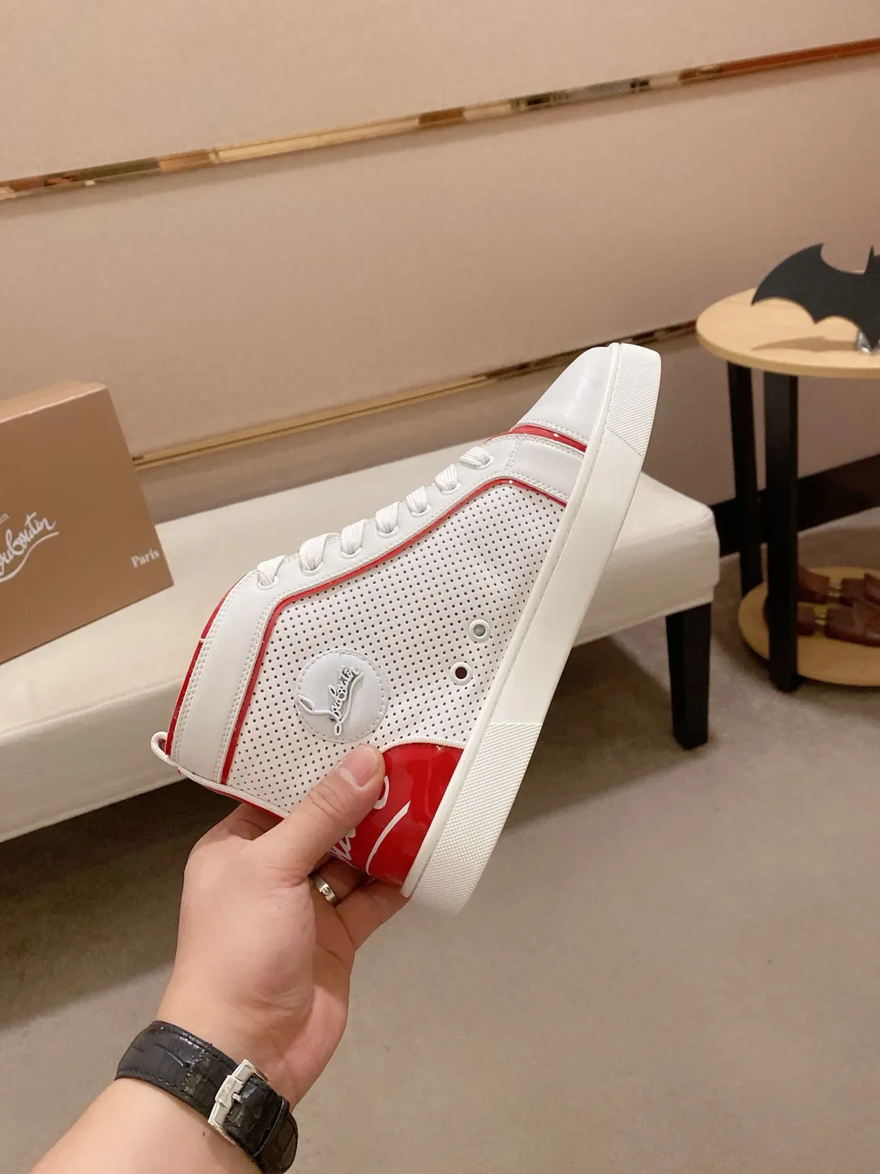 Christian Louboutin tênis lifestyle de couro perfurado branco e vermelho de cano alto 5