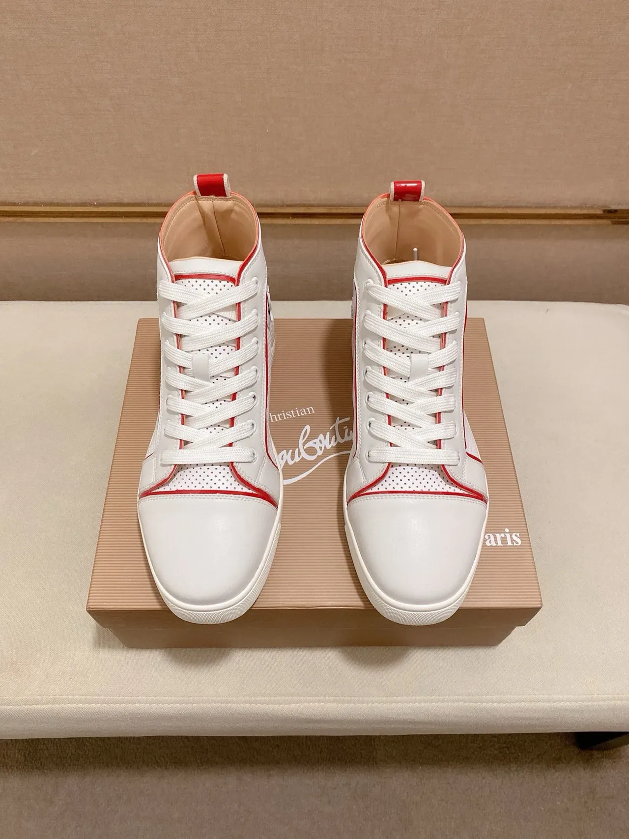 Christian Louboutin tênis lifestyle de couro perfurado branco e vermelho de cano alto 6