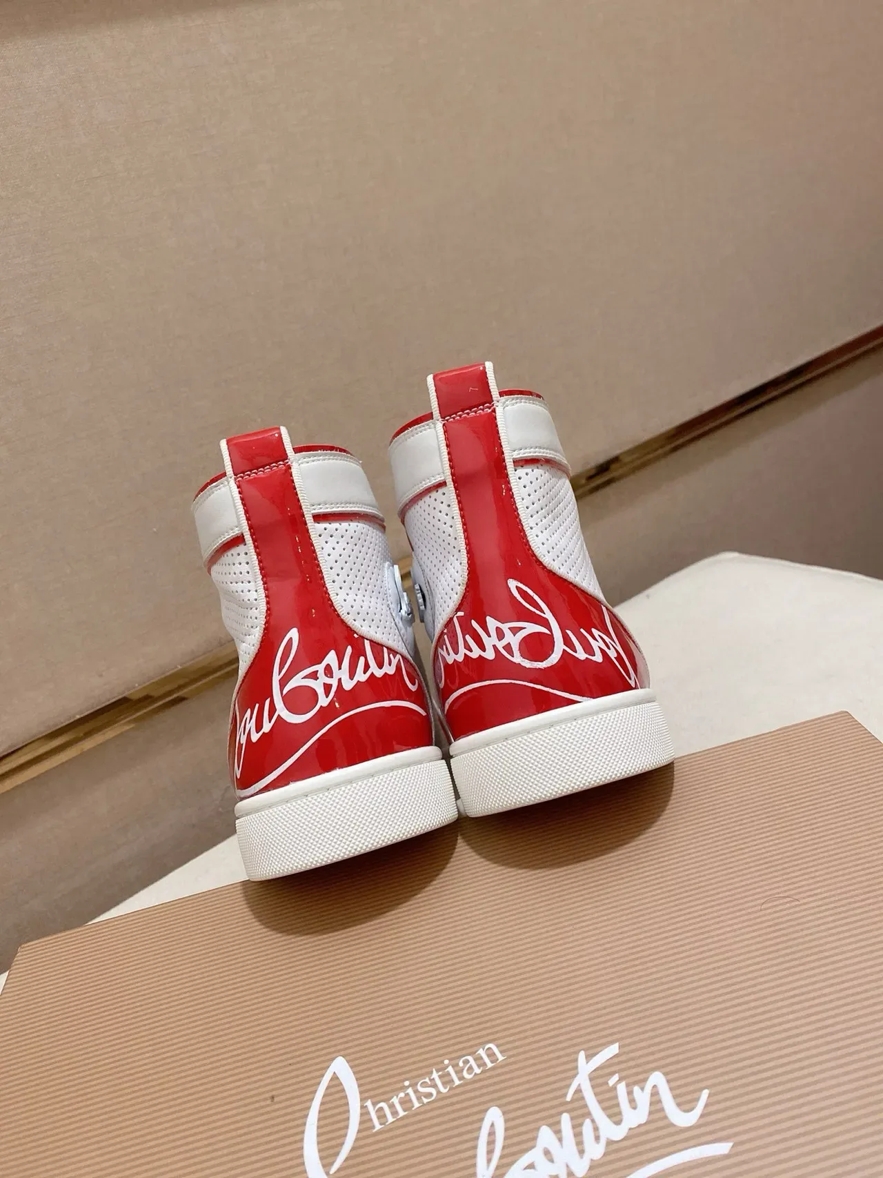 Christian Louboutin tênis lifestyle de couro perfurado branco e vermelho de cano alto 7