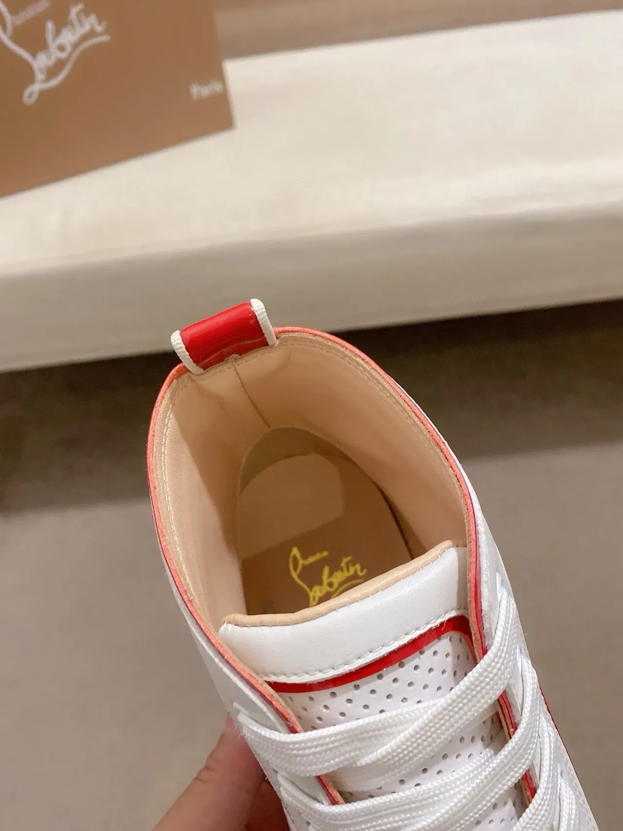 Christian Louboutin tênis lifestyle de couro perfurado branco e vermelho de cano alto 8