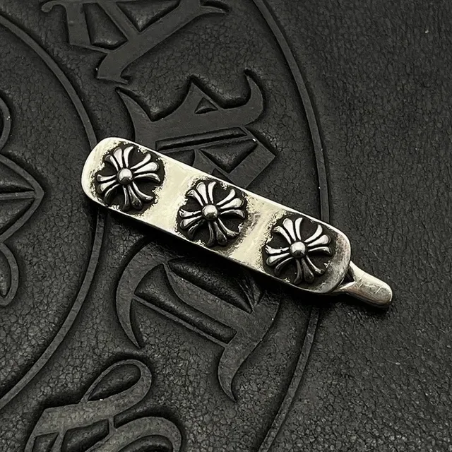 Broche Chrome Hearts Motivo Cruz Prata Preto Motivos Ornados Tipografia Gótica 2