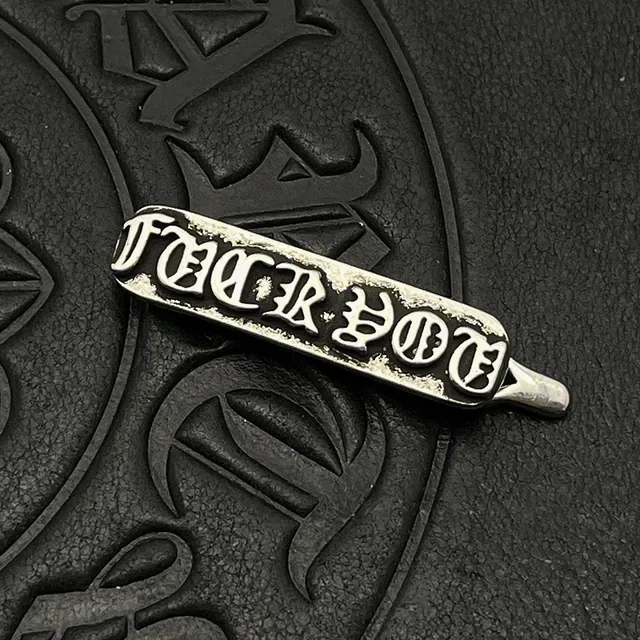 Broche Chrome Hearts Motivo Cruz Prata Preto Motivos Ornados Tipografia Gótica 3