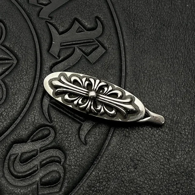 Broche Chrome Hearts Motivo Cruz Prata Preto Motivos Ornados Tipografia Gótica 4