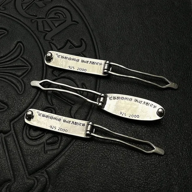 Broche Chrome Hearts Motivo Cruz Prata Preto Motivos Ornados Tipografia Gótica 7
