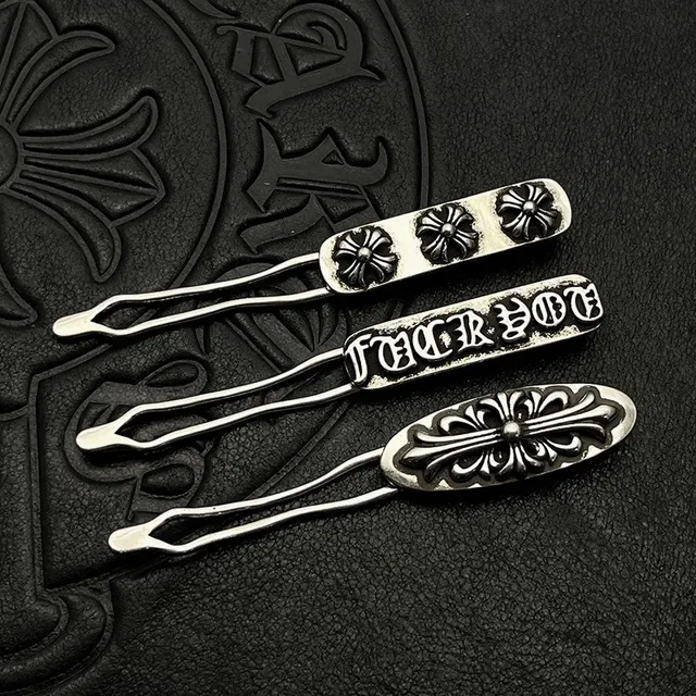 Broche Chrome Hearts Motivo Cruz Prata Preto Motivos Ornados Tipografia Gótica 8